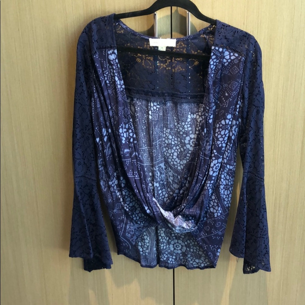 Blue boutique blouse with open front✨